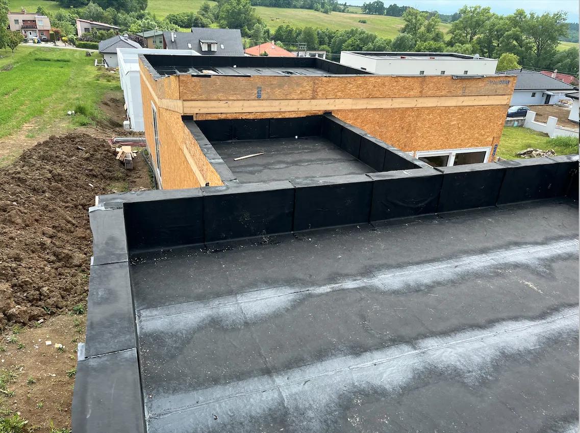 Zateplenie a hydroizolácia strešného plášťa mPVC na drevodome
