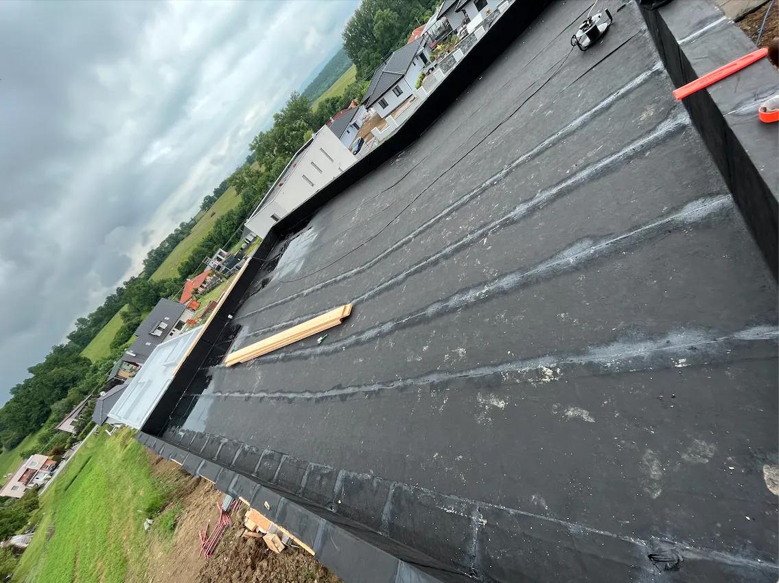 Zateplenie a hydroizolácia strešného plášťa mPVC na drevodome