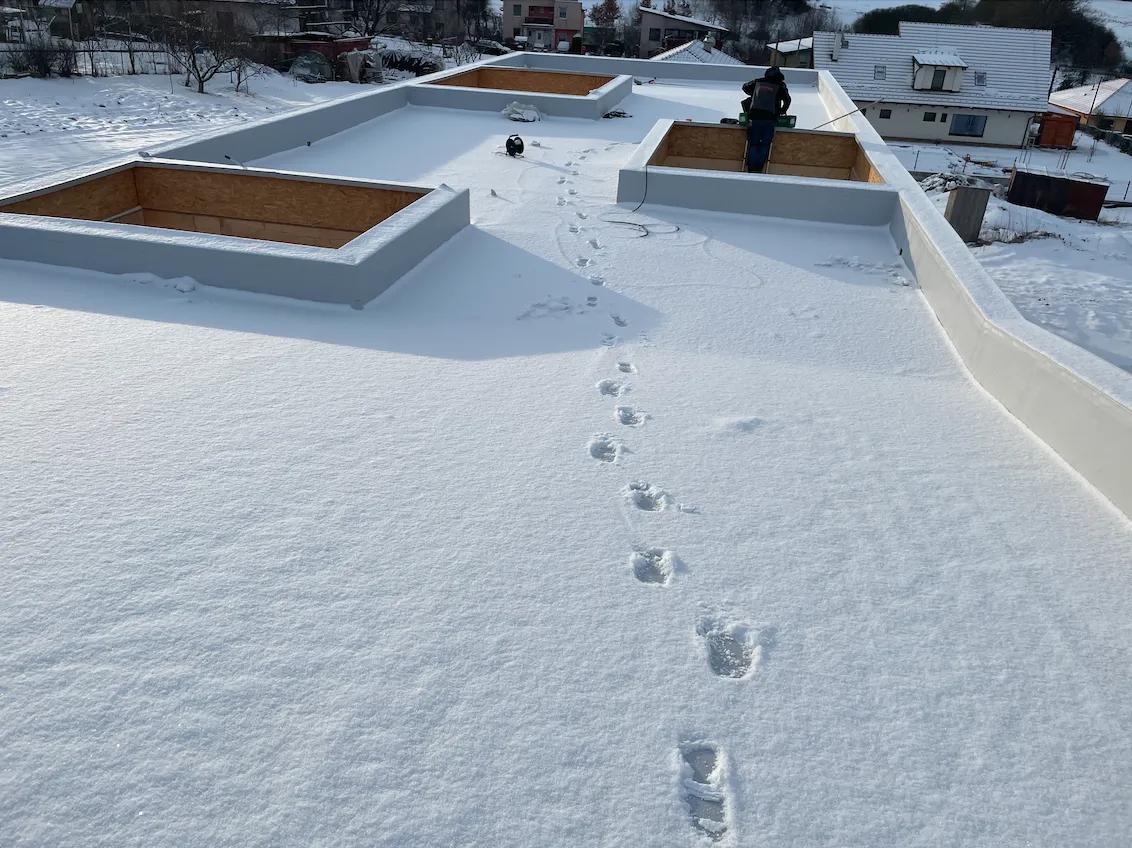 Zateplenie a hydroizolácia strešného plášťa mPVC na drevodome